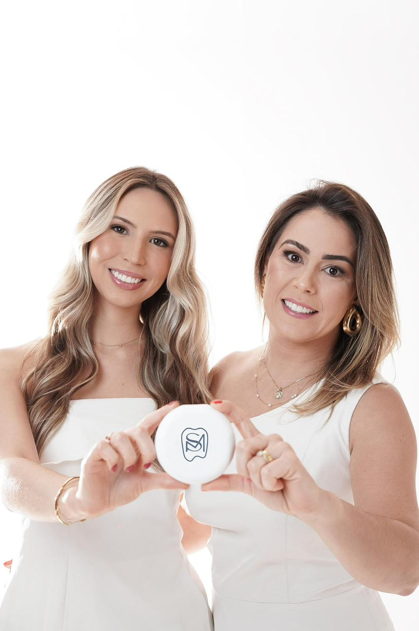 Dras. Karine Almeida e Fabíola Lunkes, da Sorrir Mais